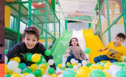 Bambini nella piscina di palline del Jambo Park