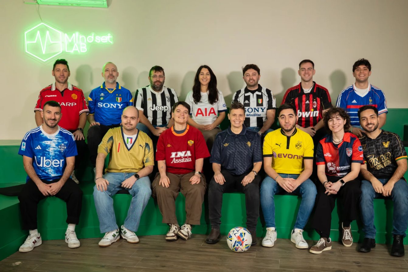 Il team Mindset Lab con le maglie da calcio